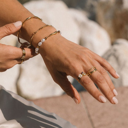 Ara Fine Crossover Double Band Twist Ring
