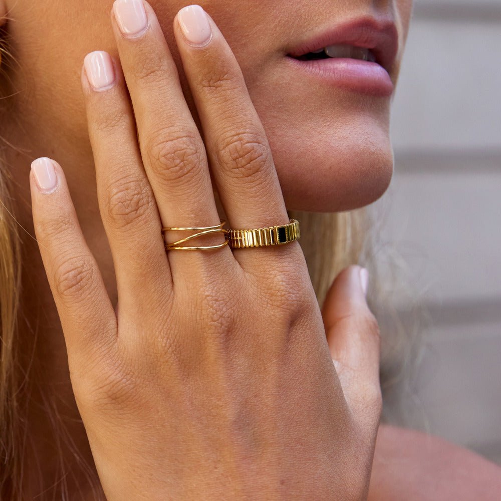 Ribbed Band Ring with a Dark Crystal Centre