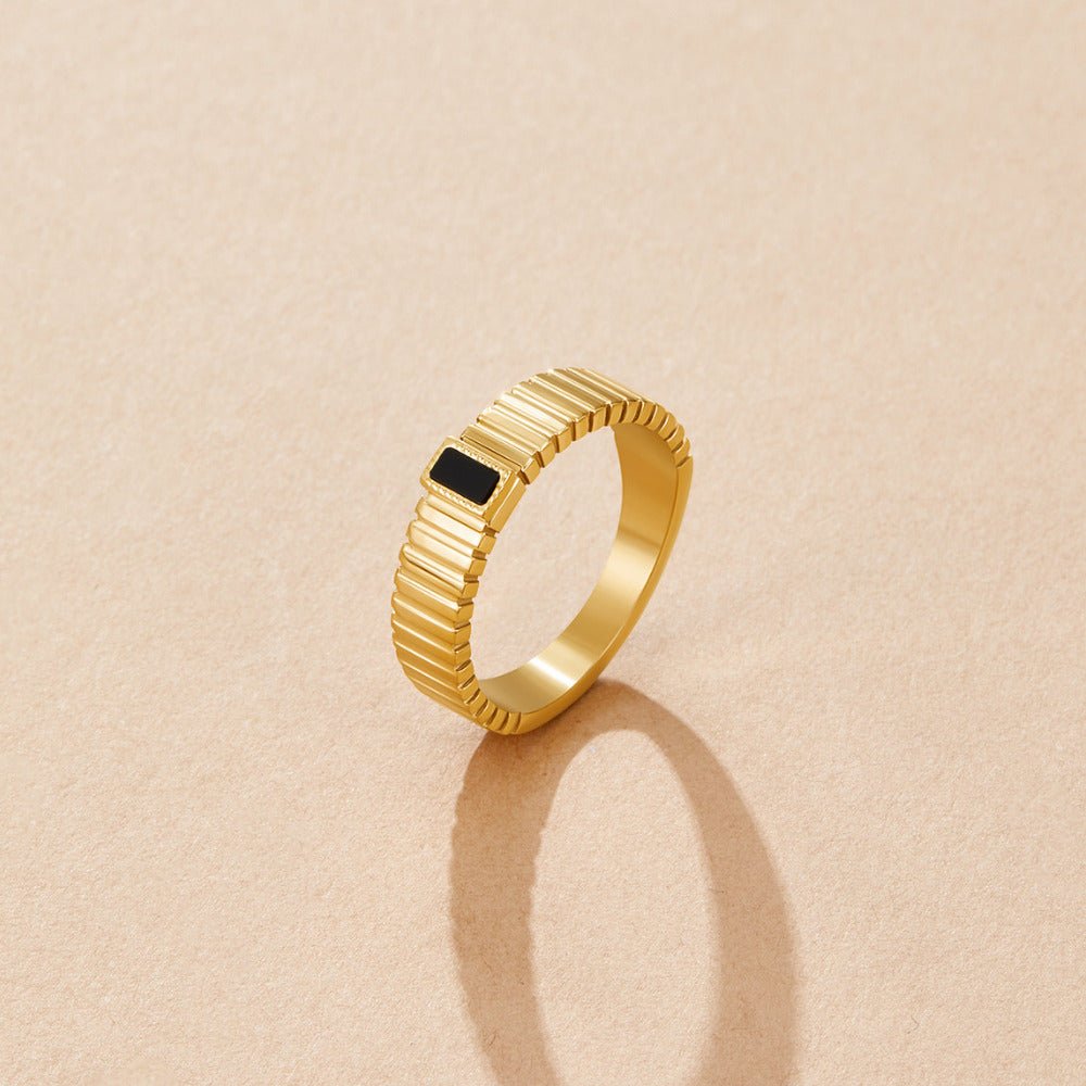 Ribbed Band Ring with a Dark Crystal Centre