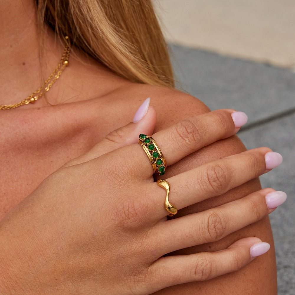 Simple Band Ring with an Emerald Green Crystal