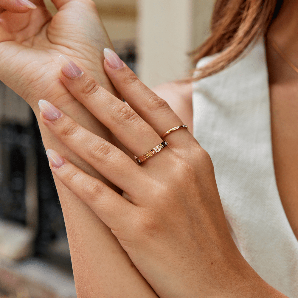 Single Crystal on a Slender Gold-Tone Ring