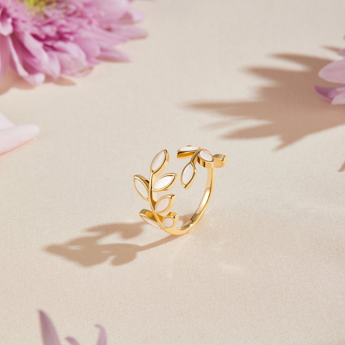 Single Leaf Gold-Tone Curved Everyday Ring