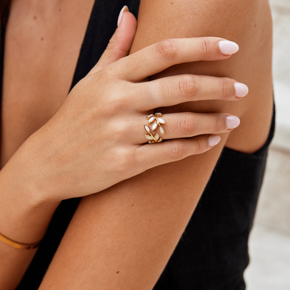 Single Leaf Gold-Tone Curved Everyday Ring