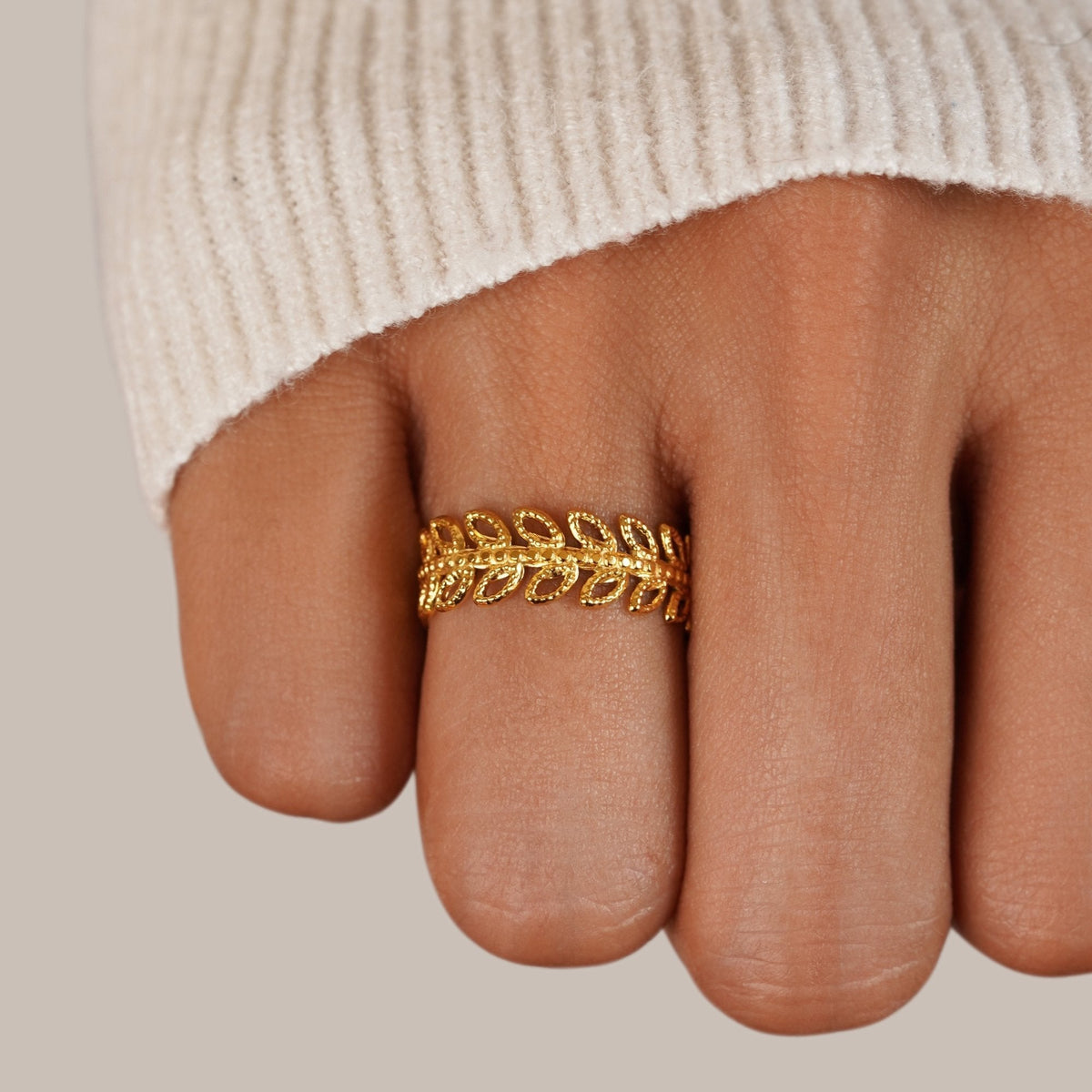 Trailing Leaf Curve Slim Everyday Band Ring