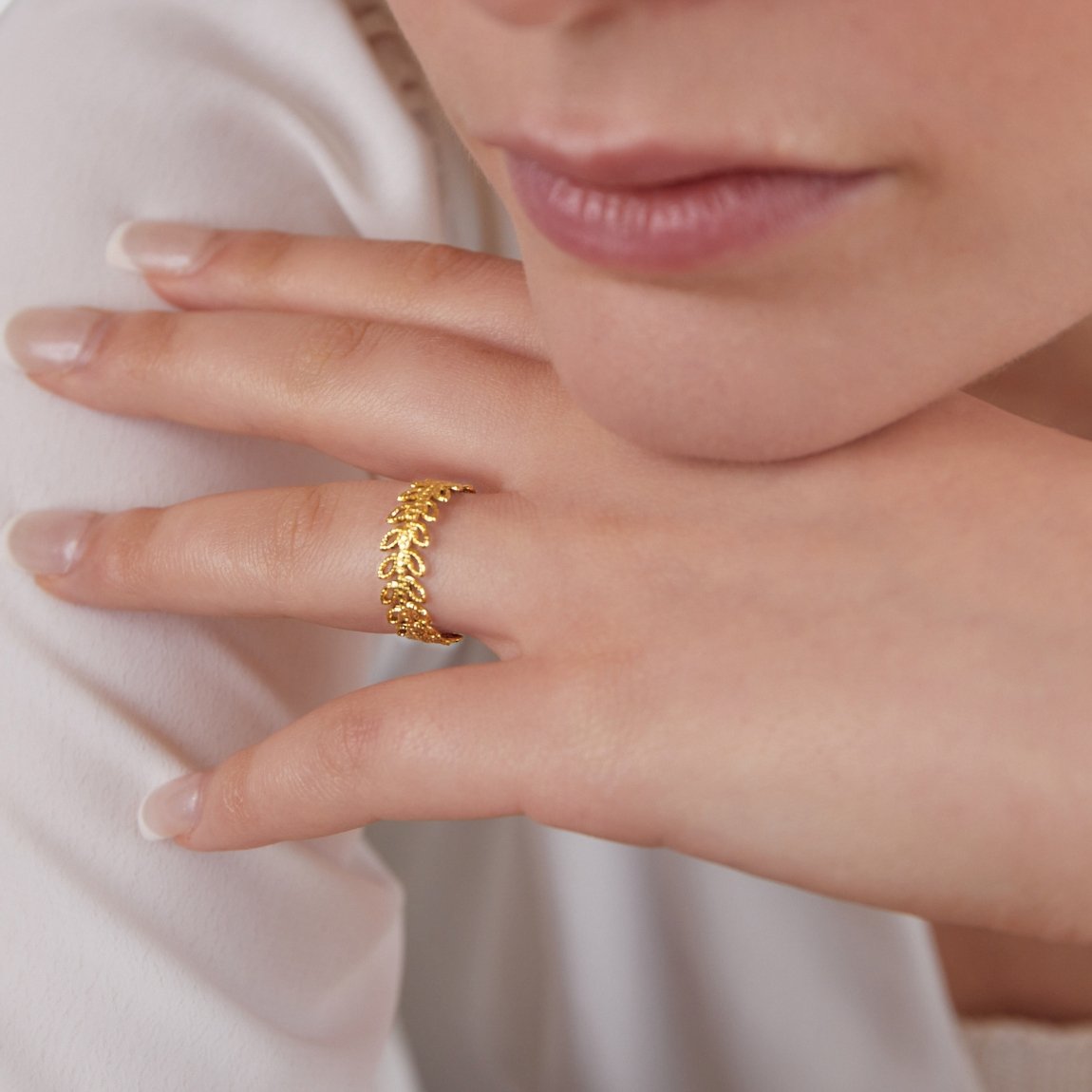 Trailing Leaf Curve Slim Everyday Band Ring